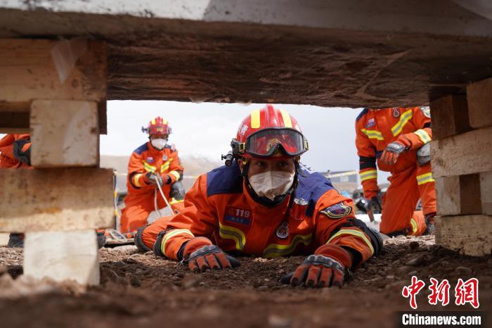 圖為地震實戰(zhàn)拉動現(xiàn)場，參演人員正在進行頂撐救援項目。　玉樹消防供圖