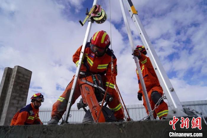 圖為地震實戰(zhàn)拉動現(xiàn)場，參演人員正在進行垂直救援項目?！∮駱湎拦﹫D