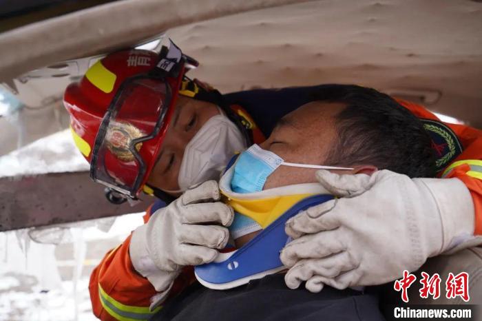圖為地震實戰(zhàn)拉動現(xiàn)場，參演人員正在進行車輛事故救援項目?！∮駱湎拦﹫D