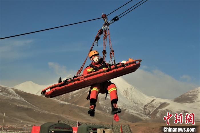 圖為地震實戰(zhàn)拉動現(xiàn)場，參演人員正在進行懸崖救助項目?！∮駱湎拦﹫D