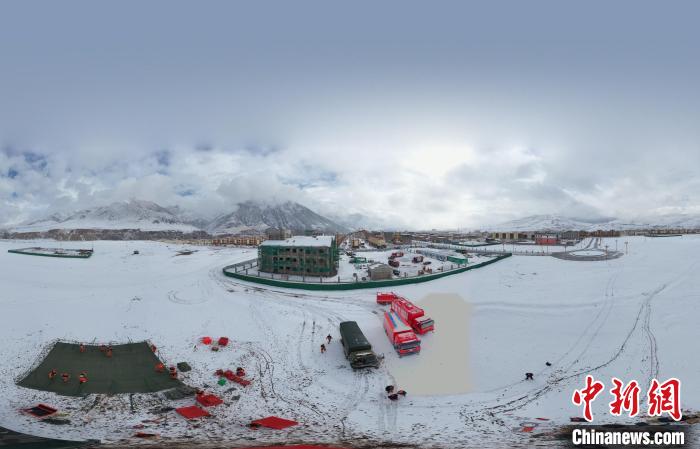 圖為地震實戰(zhàn)演練現(xiàn)場全景?！∮駱湎拦﹫D