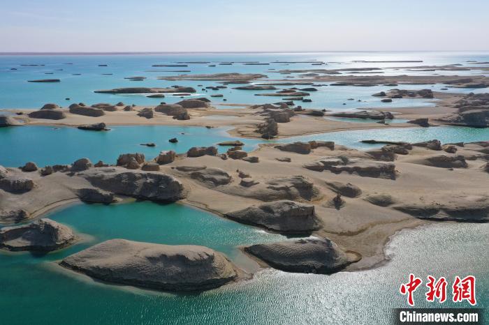 航拍青海大柴旦烏素特水上雅丹奇特景觀?！●R銘言 攝