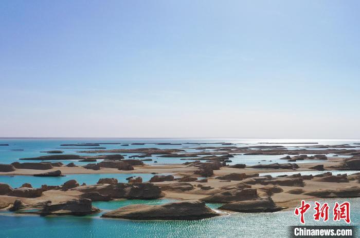 航拍青海大柴旦烏素特水上雅丹奇特景觀?！●R銘言 攝