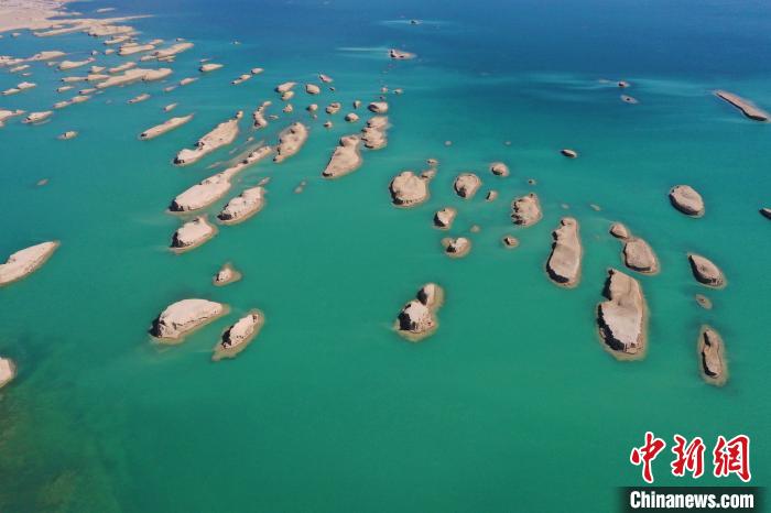 航拍青海大柴旦烏素特水上雅丹奇特景觀?！●R銘言 攝