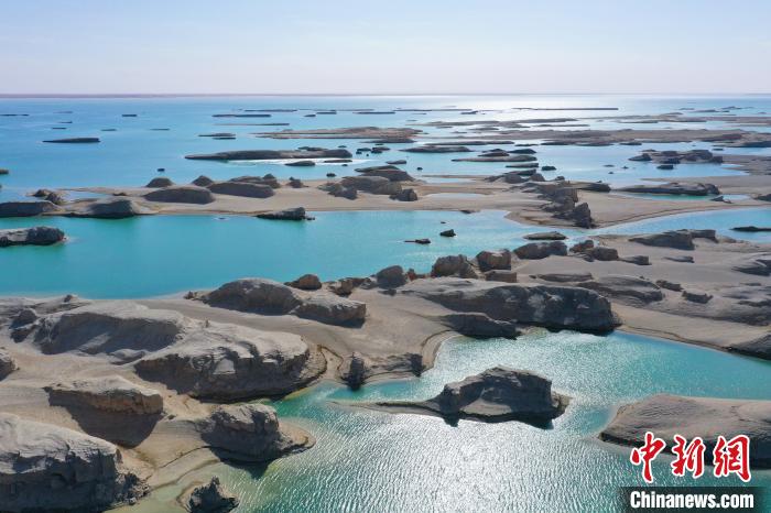 航拍青海大柴旦烏素特水上雅丹奇特景觀?！●R銘言 攝