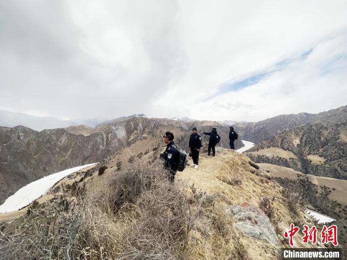 圖為曲麻萊縣崗當(dāng)村的生態(tài)管護(hù)人員開展巡護(hù)?！《“瓦_(dá)杰 攝