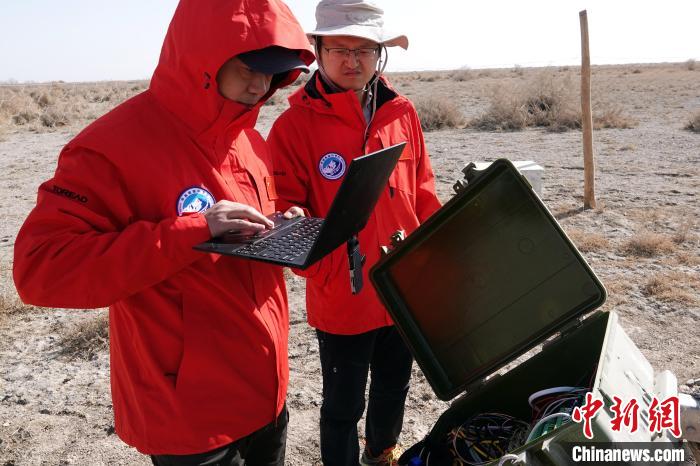 格爾木草地站，青藏科考隊(duì)員采集觀(guān)測(cè)數(shù)據(jù)?！?lt;a target='_blank' href='/'><p  align=