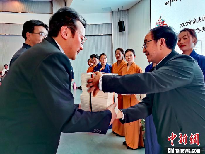 圖為贈送叢書?！?zhí)砀?攝