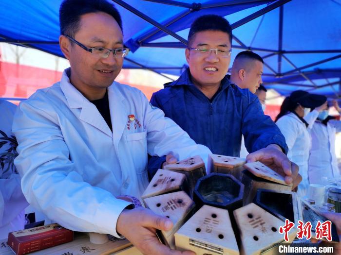 圖為青海省海東市樂都區(qū)中醫(yī)院八卦灸展示。　張?zhí)砀?攝