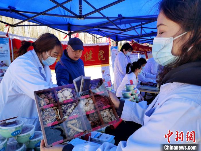 圖為中藥展示。　張?zhí)砀?攝