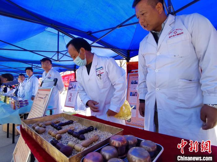 圖為青海省循化縣的國家級非遺項目尤闕療法的器械展示?！?zhí)砀?攝
