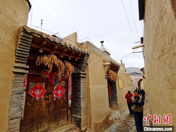 圖為古堡內(nèi)相互貫通的巷道。　張?zhí)砀?攝