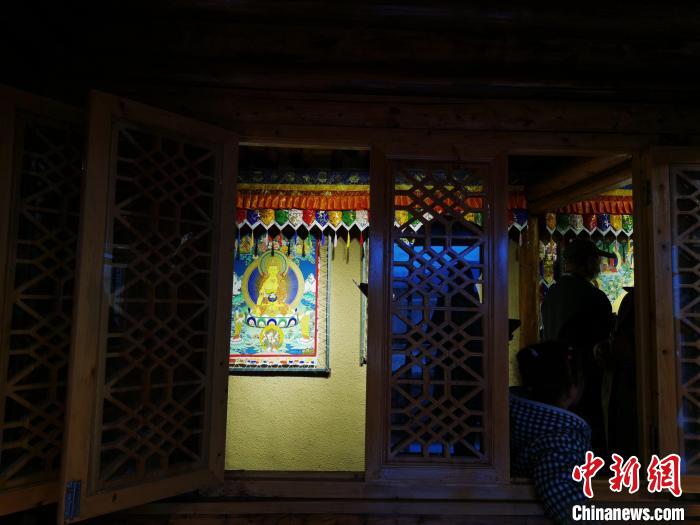 圖為作為展廳的古堡內(nèi)一座土木二層結(jié)構(gòu)“廊房式”建筑。　張?zhí)砀?攝