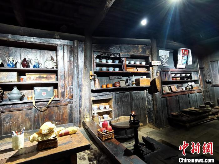 圖為古堡內(nèi)生活場(chǎng)景展示。　張?zhí)砀?攝