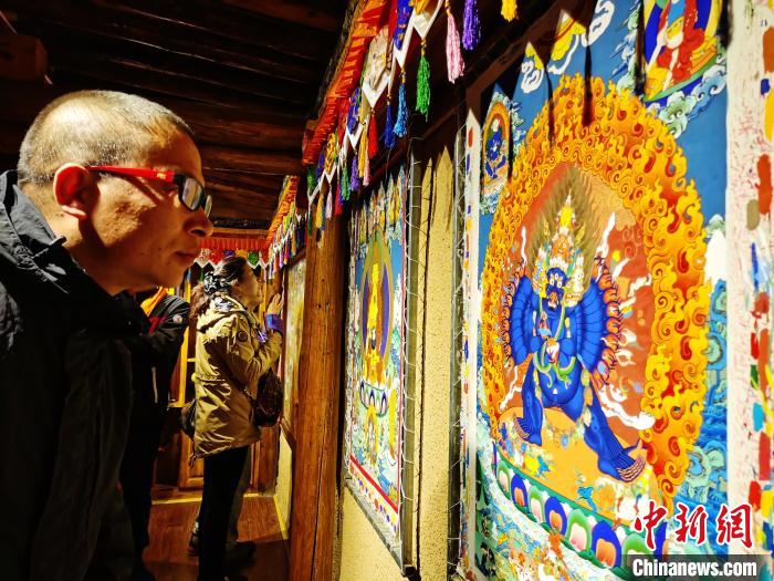 圖為民眾參觀古堡內(nèi)的唐卡?！?zhí)砀?攝