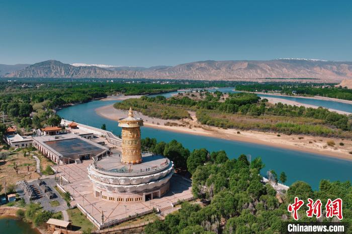 航拍青海貴德黃河岸畔綠意濃濃。　趙凜松 攝