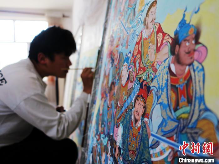 圖為熱貢龍樹畫苑內(nèi)的學(xué)徒繪畫唐卡。　張?zhí)砀?攝