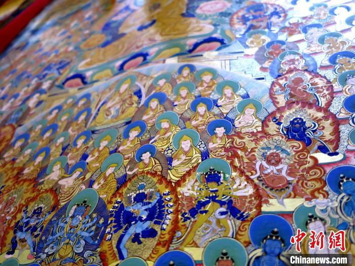 圖為熱貢龍樹畫苑內(nèi)展覽的唐卡局部?！?zhí)砀?攝