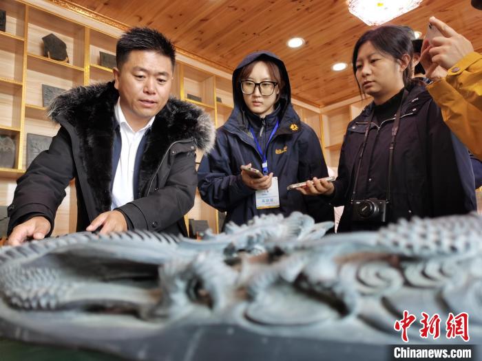 青海高原“石刻藝術之鄉(xiāng)”：國家級非遺成富民產(chǎn)業(yè)