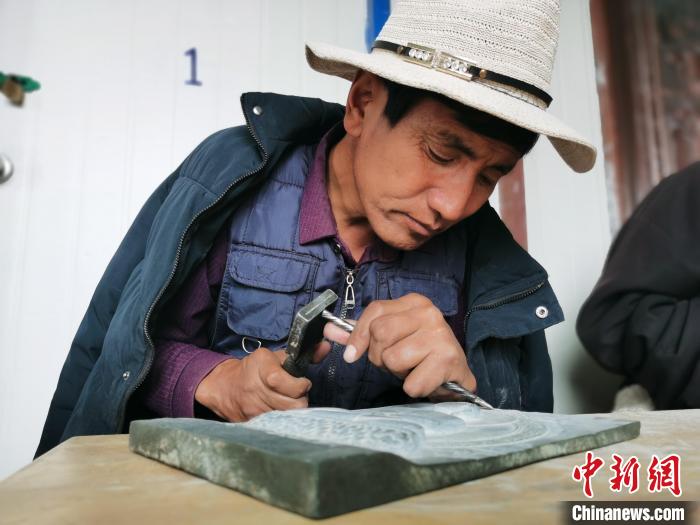 圖為澤庫縣和日鎮(zhèn)石刻藝人雕刻作品?！?zhí)砀?攝