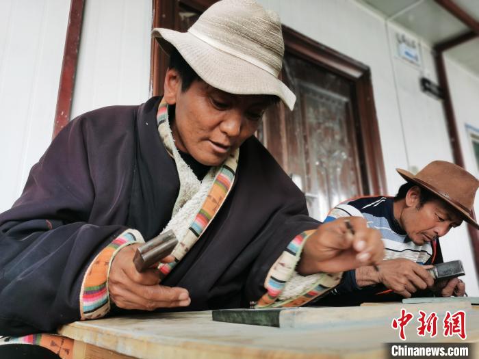 圖為澤庫縣和日鎮(zhèn)石刻藝人雕刻作品。　張?zhí)砀?攝