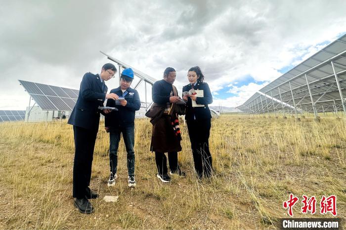 圖為稅務(wù)干部上門(mén)開(kāi)展稅費(fèi)輔導(dǎo)?！》劫F龍 攝