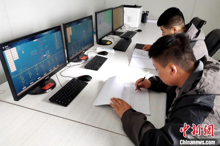 圖為光伏發(fā)電項(xiàng)目升壓站監(jiān)控室。　李雋 攝