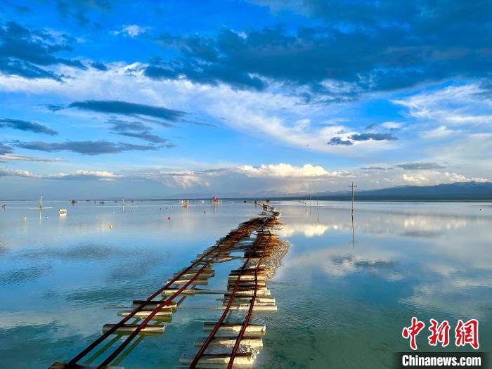 圖為茶卡鹽湖景區(qū)風(fēng)光?！⒀?攝