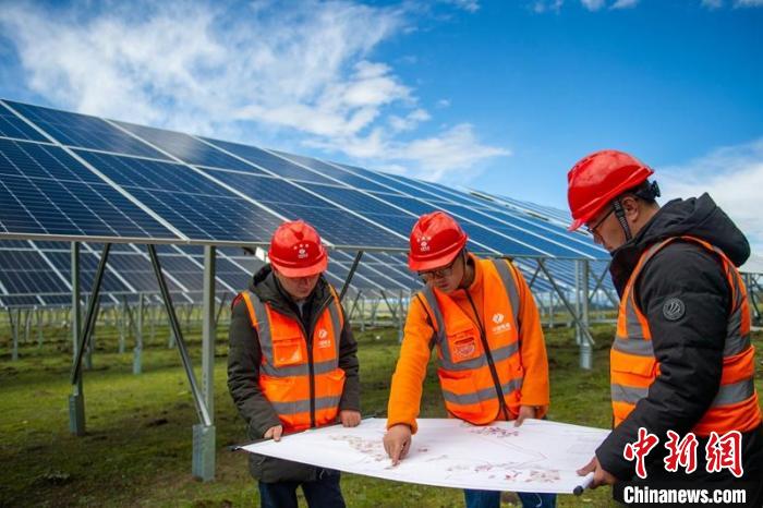 施工技術(shù)人員正在認(rèn)真核查柯拉一期光伏電站相關(guān)設(shè)計(jì)數(shù)據(jù)等?！⒅铱?攝
