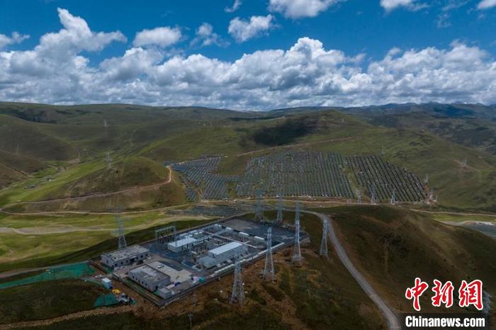 航拍建成投運(yùn)的柯拉一期光伏電站升壓站?！⒅铱?攝