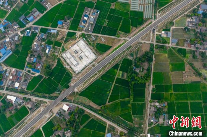 空中俯瞰綿竹牽引變電所和川青鐵路成黃段鐵路線?！⒅铱?攝