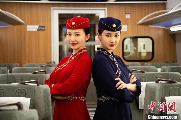 圖為整體色彩以“深藏青”和“喇嘛紅”為主調(diào)的西格段“復(fù)興號(hào)”動(dòng)車(chē)組乘務(wù)員新制服?！±罾?攝