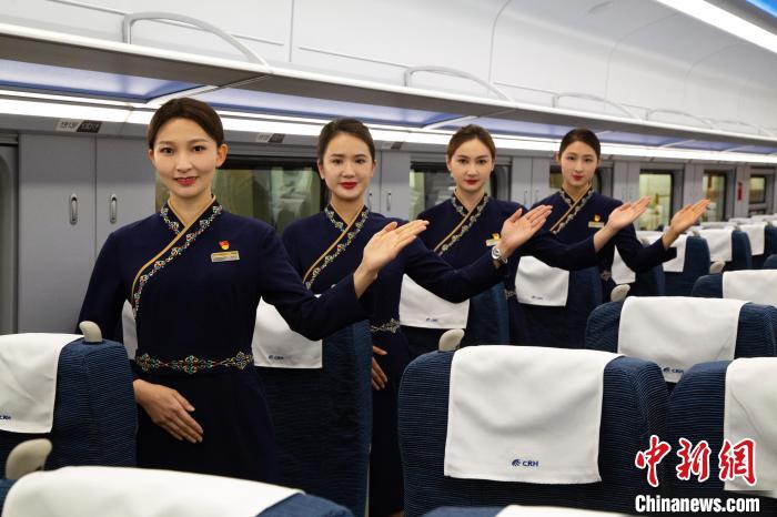 圖為身穿新制服的青藏鐵路西格段“復(fù)興號(hào)”動(dòng)車(chē)組乘務(wù)員?！±罾?攝