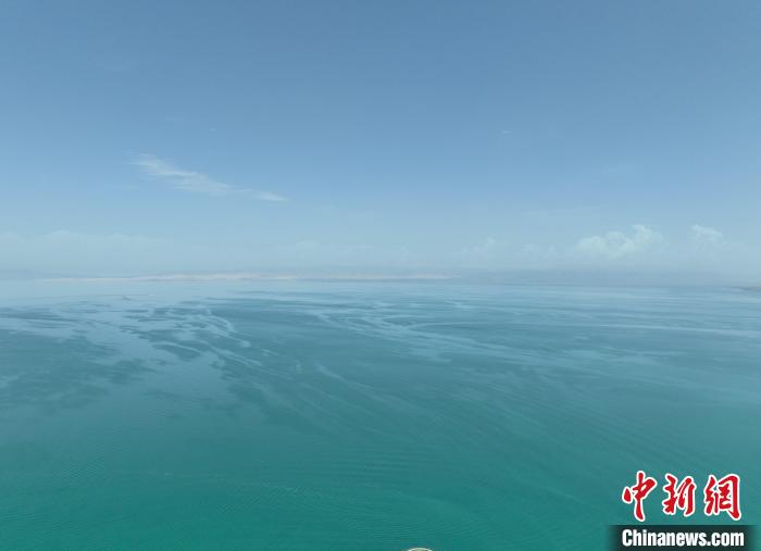 圖為航拍仲夏時(shí)節(jié)，青海湖水天一色。　祁增蓓 攝