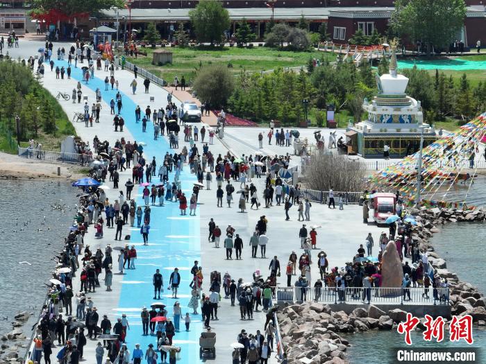 圖為航拍青海湖二郎劍景區(qū)游客眾多?！∑钤鲚?攝