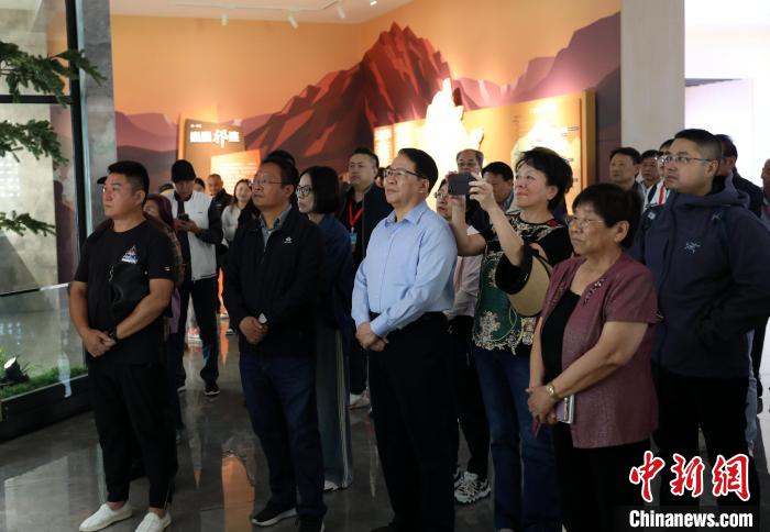 圖為臺(tái)商參訪祁連山國家公園生態(tài)科普館?！⊙Φ?攝