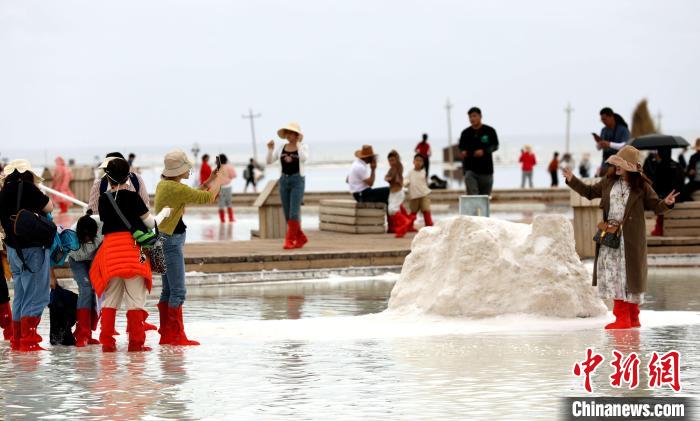 圖為游客在茶卡鹽湖拍照?！⊙Φ?攝