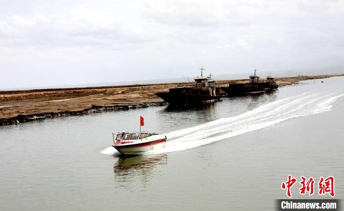 圖為茶卡鹽湖?！⊙Φ?攝