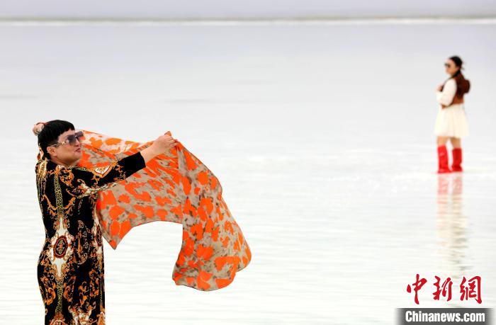 圖為游客在茶卡鹽湖拍照?！⊙Φ?攝