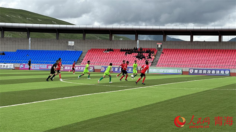 “州超”球員正在拼搶。人民網 劉沛然攝