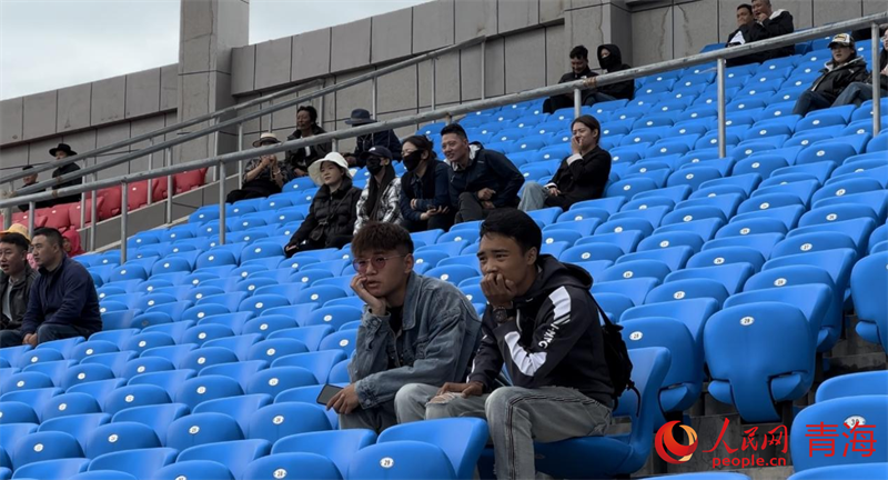 現(xiàn)場觀看“州超”的觀眾。人民網(wǎng) 劉沛然攝