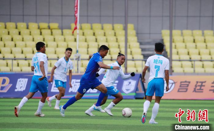 圖為班瑪隊(duì)(白)與達(dá)日隊(duì)在球場(chǎng)進(jìn)行比拼?！●R銘言 攝