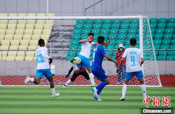 圖為班瑪隊(duì)(白)與達(dá)日隊(duì)在球場(chǎng)進(jìn)行比拼?！●R銘言 攝