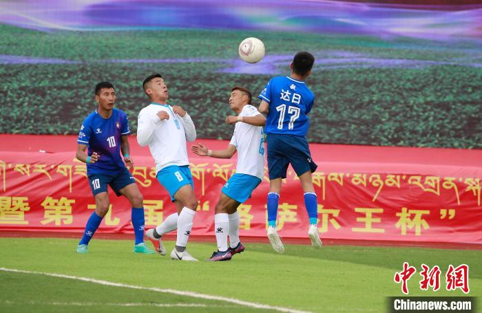 圖為班瑪隊(duì)(白)與達(dá)日隊(duì)在球場(chǎng)進(jìn)行比拼?！●R銘言 攝