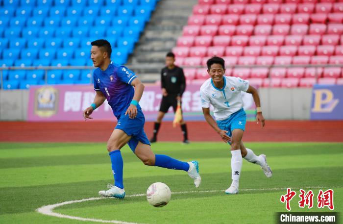 圖為班瑪隊(duì)(白)與達(dá)日隊(duì)隊(duì)員在球場(chǎng)感受快樂(lè)足球?！●R銘言 攝