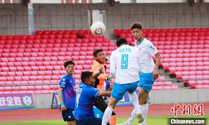 圖為班瑪隊(duì)(白)與達(dá)日隊(duì)在球場(chǎng)進(jìn)行比拼?！●R銘言 攝