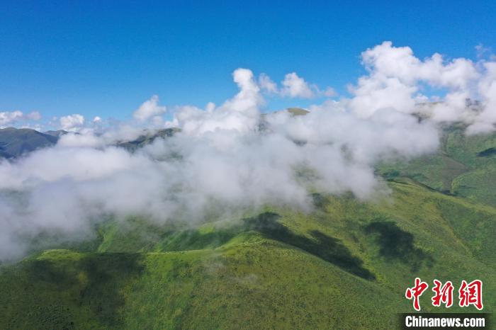 航拍賽來塘鎮(zhèn)山間云霧繚繞?！●R銘言 攝