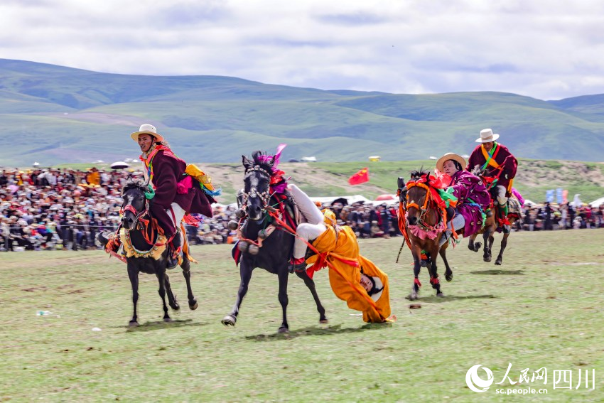 馬術表演現(xiàn)場。洛絨尼瑪攝