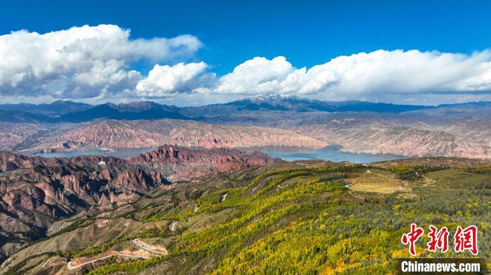 青?？膊祭锶站吧珘衙赖刭|(zhì)遺跡與黃河庫(kù)區(qū)相映襯