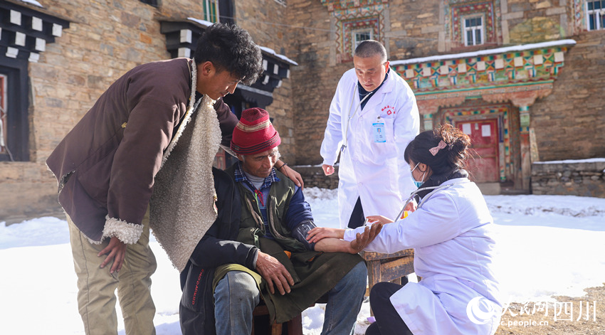 幫扶醫(yī)療小分隊成員為村民義診。劉學懿攝